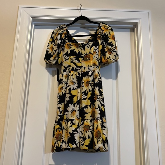 Floral Print Woman’s Short Sleeved Dress - Picture 2 of 7